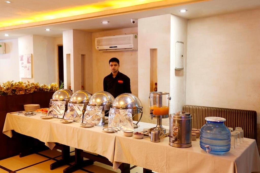 Airport La Sapphire Hotel & Restaurant Ню Делхи Екстериор снимка