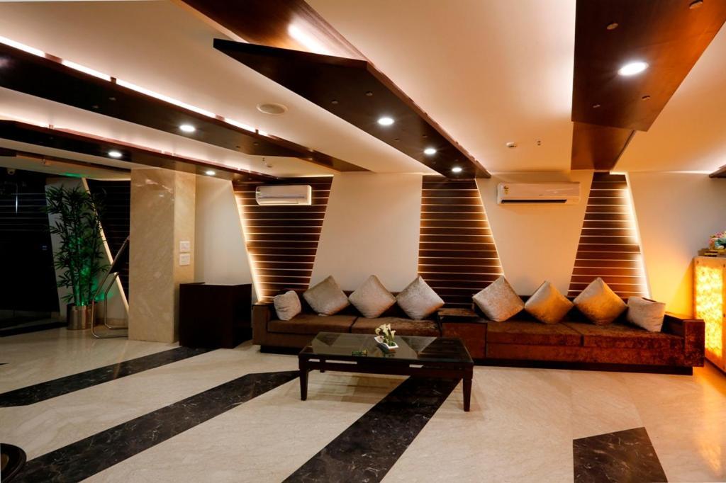 Airport La Sapphire Hotel & Restaurant Ню Делхи Екстериор снимка
