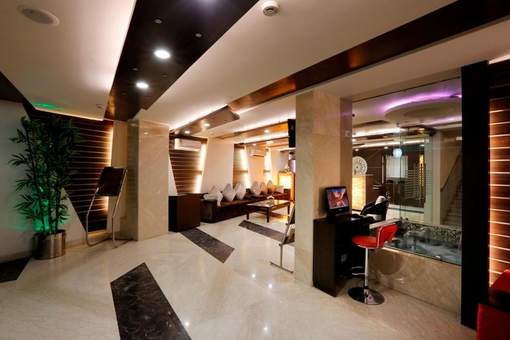 Airport La Sapphire Hotel & Restaurant Ню Делхи Екстериор снимка
