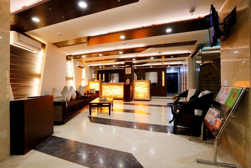 Airport La Sapphire Hotel & Restaurant Ню Делхи Екстериор снимка