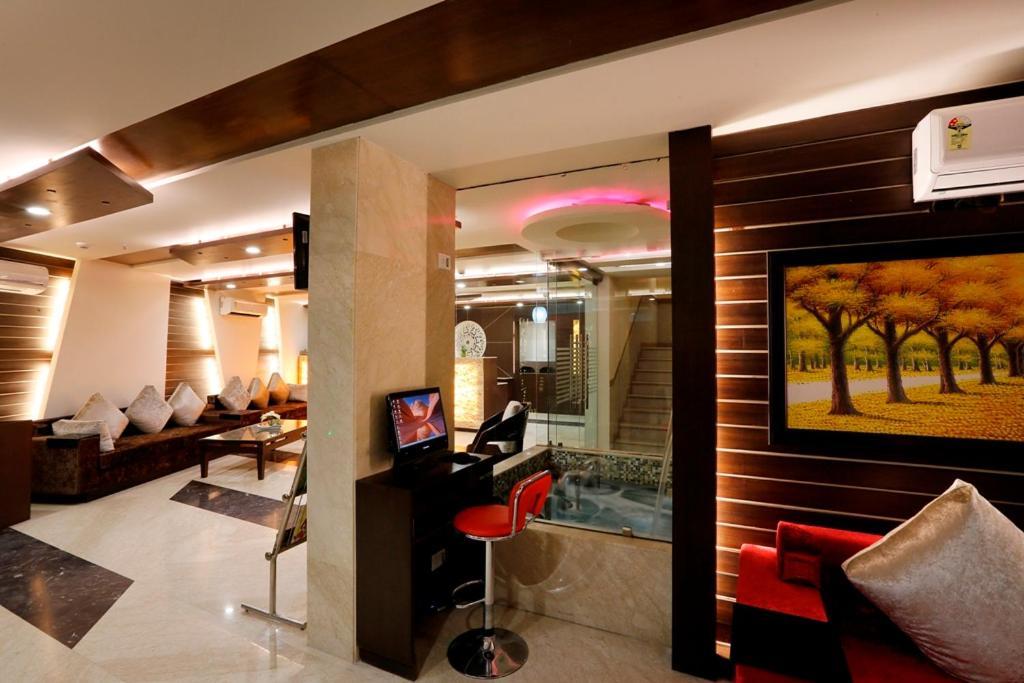 Airport La Sapphire Hotel & Restaurant Ню Делхи Екстериор снимка