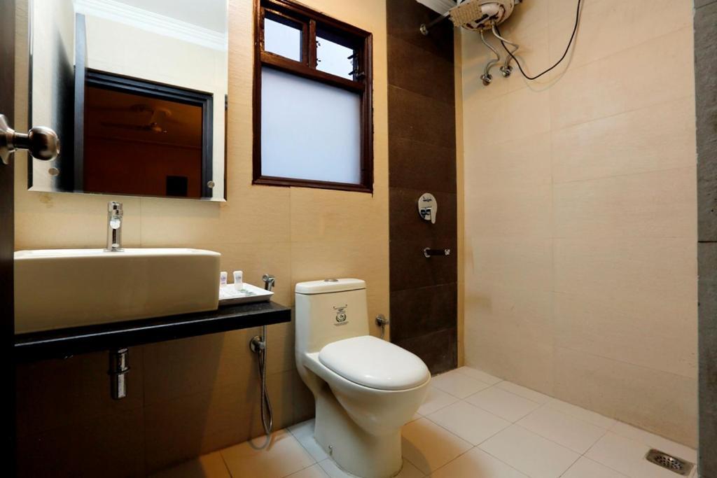 Airport La Sapphire Hotel & Restaurant Ню Делхи Екстериор снимка