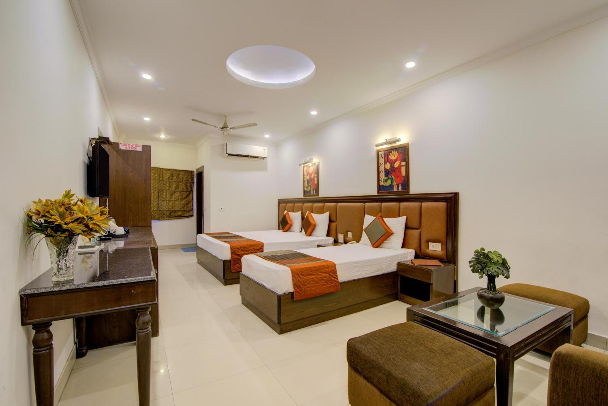 Airport La Sapphire Hotel & Restaurant Ню Делхи Екстериор снимка