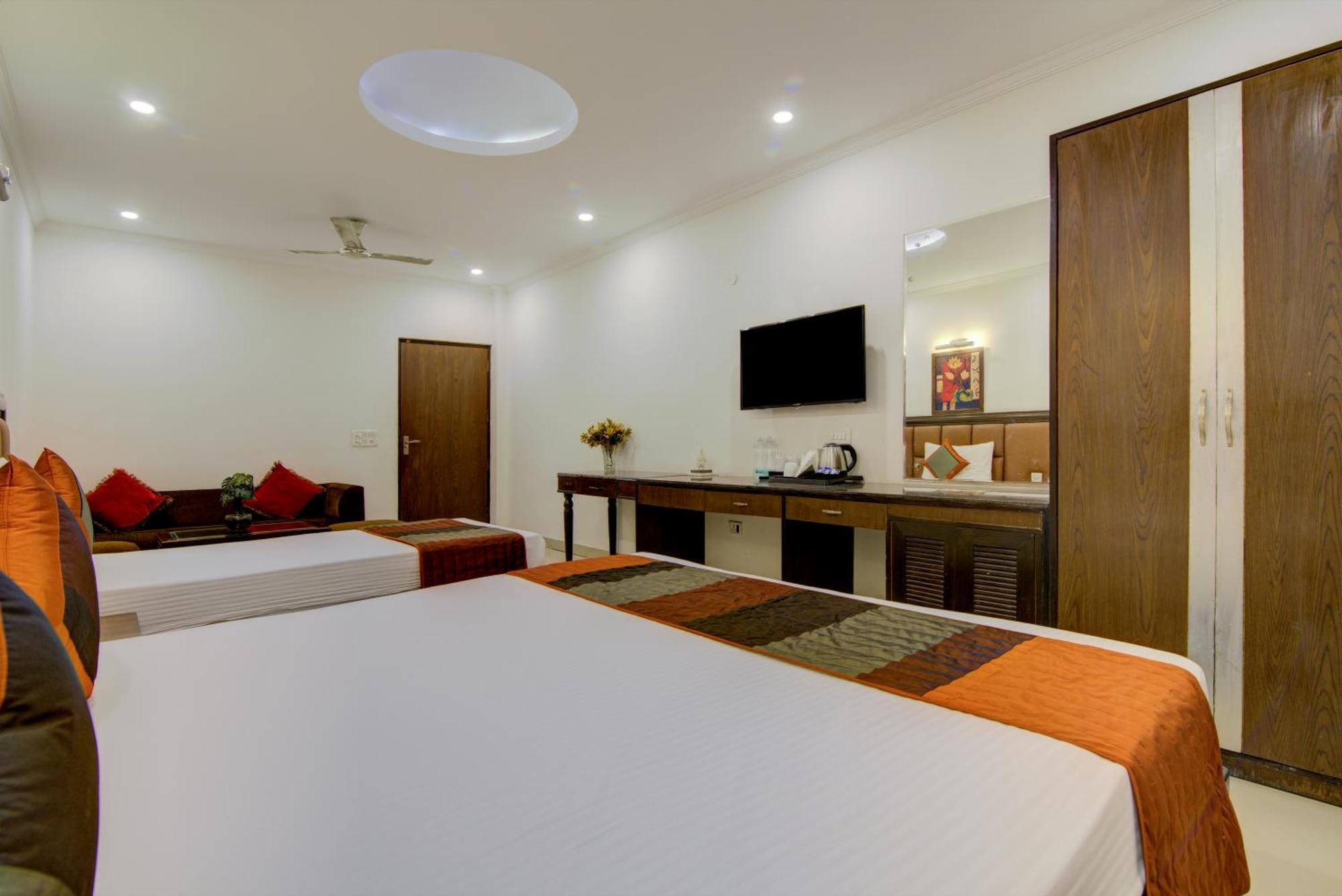 Airport La Sapphire Hotel & Restaurant Ню Делхи Екстериор снимка