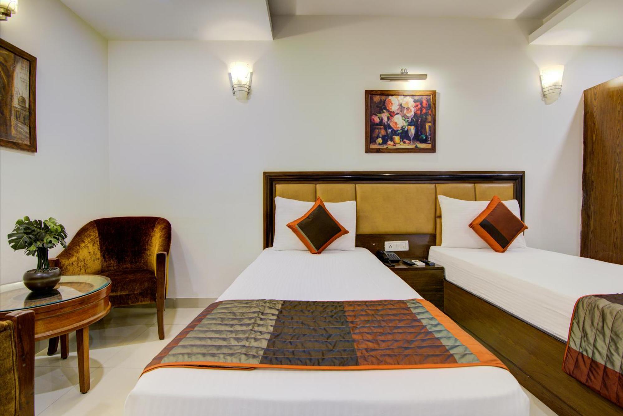 Airport La Sapphire Hotel & Restaurant Ню Делхи Екстериор снимка