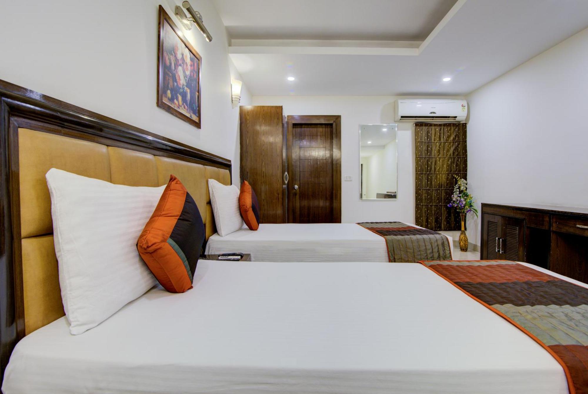 Airport La Sapphire Hotel & Restaurant Ню Делхи Екстериор снимка