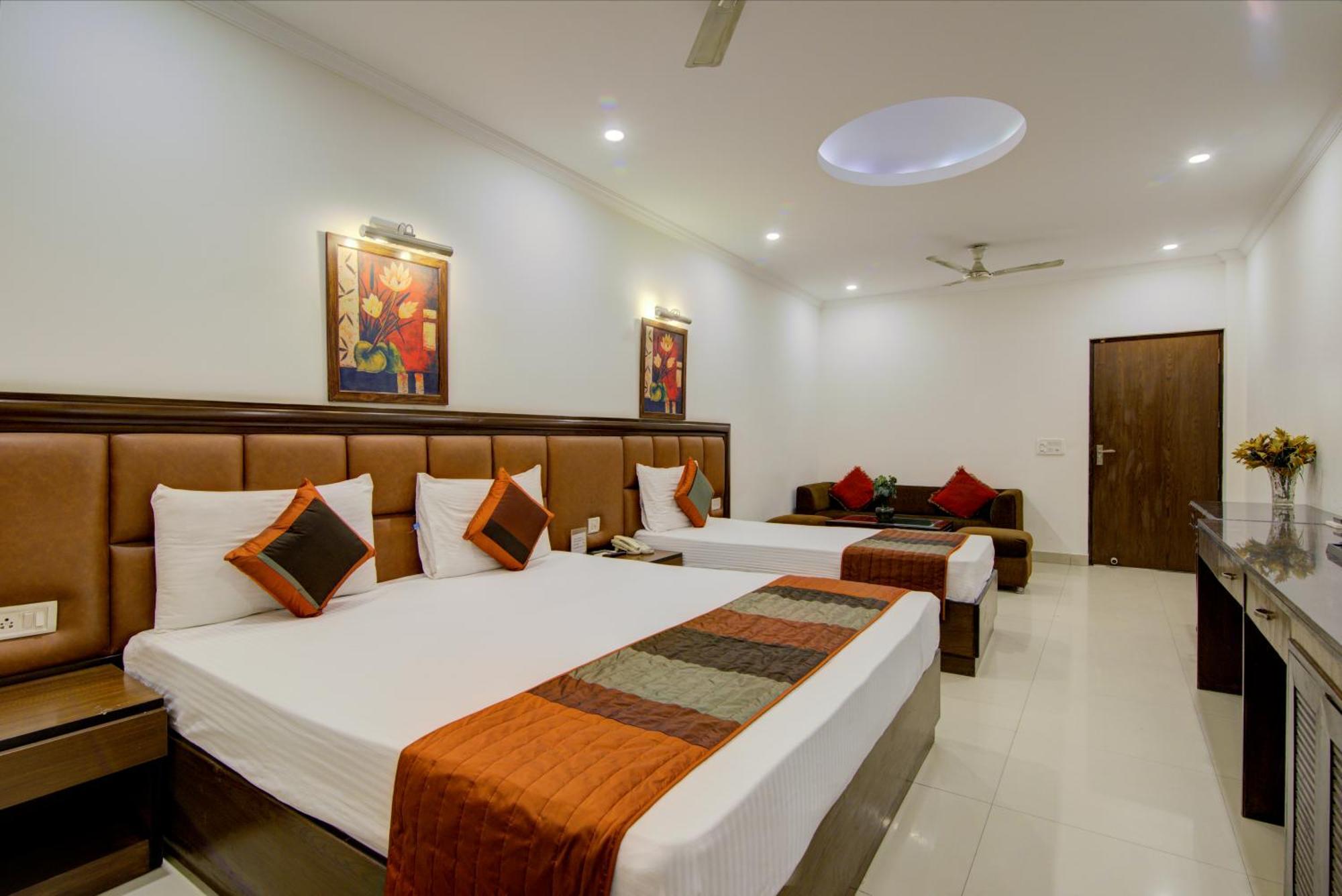 Airport La Sapphire Hotel & Restaurant Ню Делхи Екстериор снимка