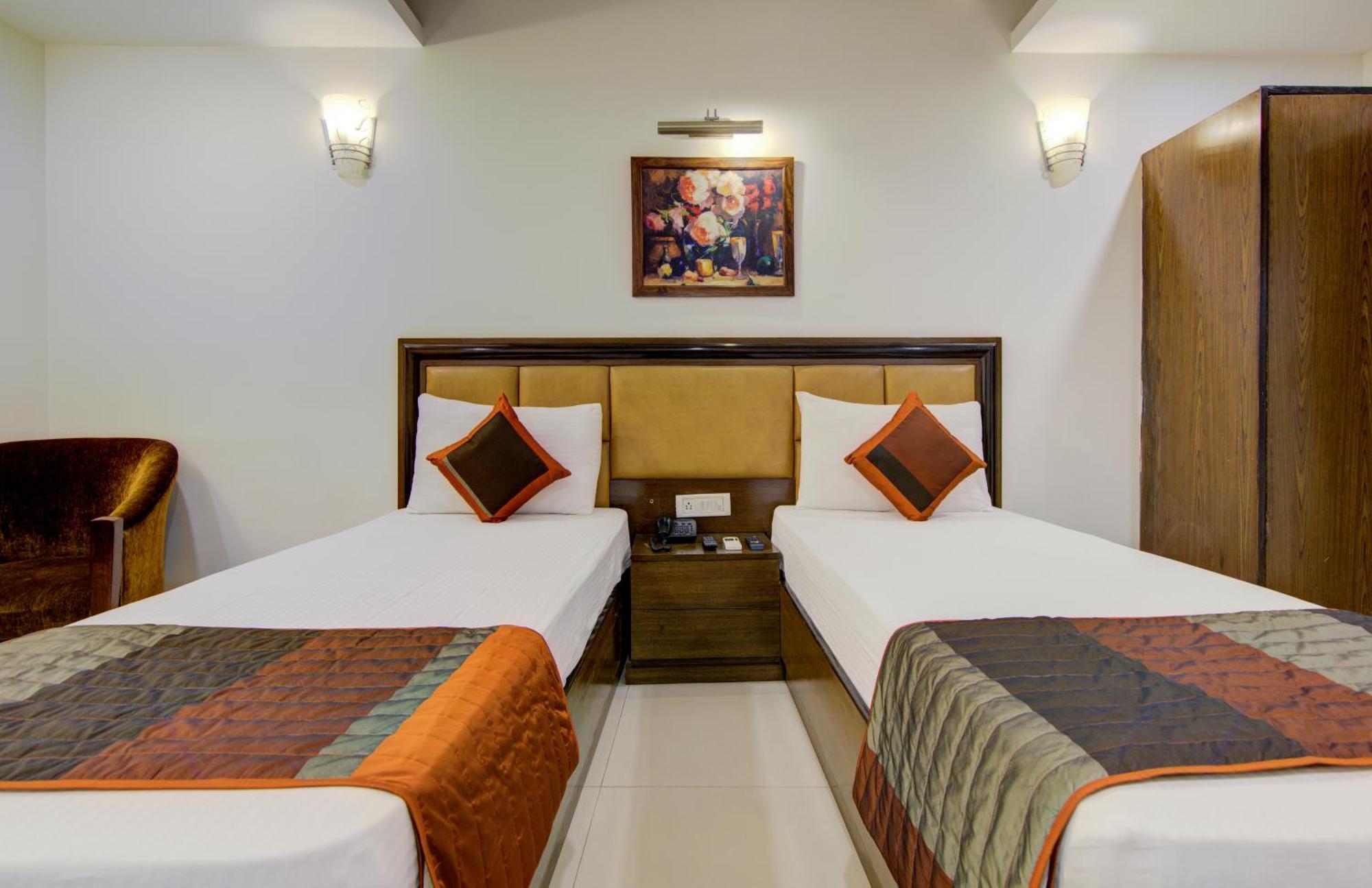 Airport La Sapphire Hotel & Restaurant Ню Делхи Екстериор снимка